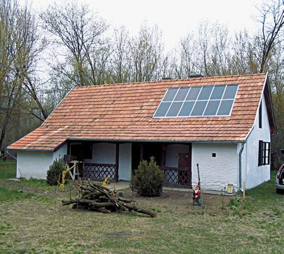A másik esetben, a tetőbe integrálás a helyszínen történik. A meglévő házak tetőinél szokás ezt a módszert alkalmazni. Ilyen megoldást mutat a 109. ábra (tanya, Nagykáta, 2004).