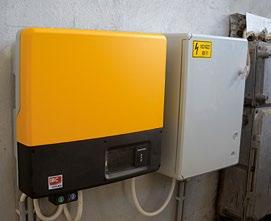 Az inverterek többsége tartósan automatikus üzemelésű, a be- és kikapcsoláson kívül más beállításokat nem igényel. Az inverternek saját fogyasztása is van: ez a készenlétet biztosítja.