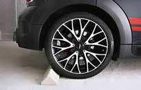 25 cm 14,8 cm Az autóütköző kőnek köszönhetően az autó könnyen beparkolhat: nagyon közel valamilyen akadály elé (pl.