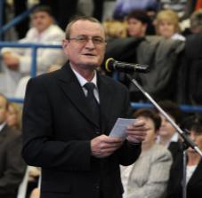 évfolyamosok Demjén Ferenctől a Kinőtt a szárnyunk című dalt énekelték el, mellyel kifejezték a szeretetet, a