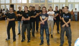 c osztályos tanulók előadásában, Molnár Dávid rappet adott elő és egy hangulatos gitárjátékot hallhattunk Orosz József 12.a osztályos tanulótól. Végül következtek a 9.-es osztályok.