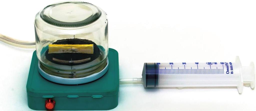 az áthatolóképességük nagyobb. Levegőben néhányszor 10 centit tudnak megtenni. Az ember bőrén vagy egy kartonlapon simán átrepülnek, de egy 2 mm-es alumíniumlemez már teljesen elnyeli őket.