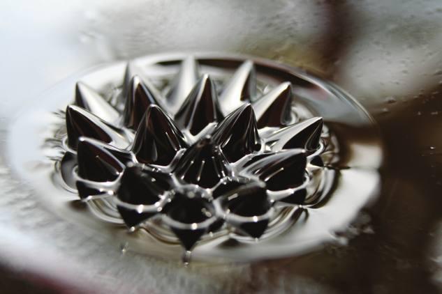 atomok mérete pedig 0,1 nm nagyságrendű. Nanotechnológiának szokás nevezni minden technológiát, ami nagyjából az 1 100 nm mérettartományba eső szerkezetekkel foglalkozik.