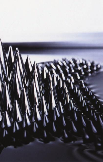 Az ipar mellett a művészek figyelmét is felkeltette a ferrofluid. Sokakat elbűvölnek a pazar formák, amelyek változó mágneses tér hatására mozgásba jönnek. lepergeti a vizet és a szennyeződéseket.