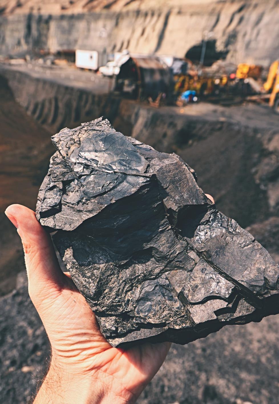 Fosszilis energiahordozók - szén Mennyiség Felhasználás Jövőkép A világ fosszilis energiahordozó készleteinek legalább 70%-a szén Szénből állítják elő a világon a villamos