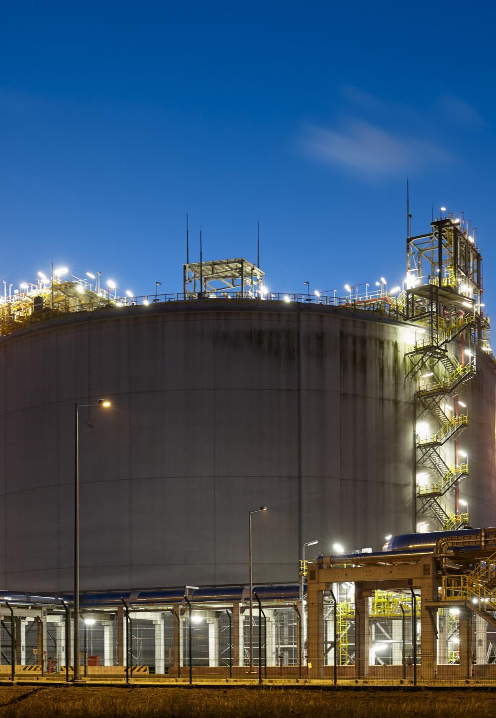 A földgáz cseppfolyósítása, az LNG Előállítás Célja Szállítás és tárolás A cseppfolyós állapothoz atmoszferikus nyomáson - 161 C hőmérsékletre kell