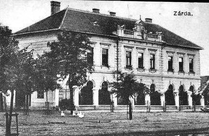 A hosszú homlokzatot középrizalit tagolja, felette egykor a tetőpárkány magasságában mellvédszerűen kiemelkedő bábos-korlátos attika állt, amely a meglévő fotóanyag tanúsága szerint 1945 50 körül