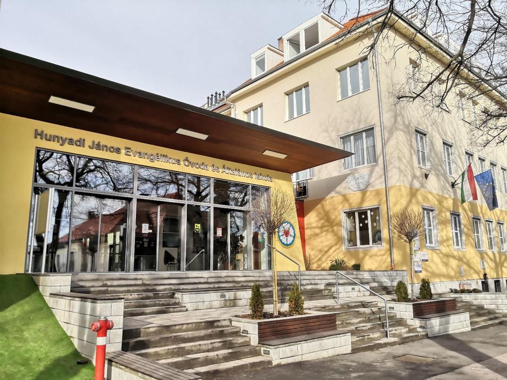 Vár a Hunyadi! Intézményünk fenntartója a Soproni Evangélikus Egyházközség, melynek iskolája nyolc évfolyamos általános iskola.