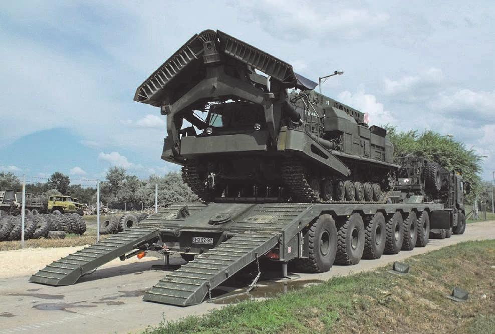 A félpótkocsi padlófelülete a futóművek felett is teljesen sík, acélkonstrukció. Hosszúsága 14 000 mm, szélessége 3700 mm, hátul a felhajtó srégelés vetületi hossza 1300 mm.