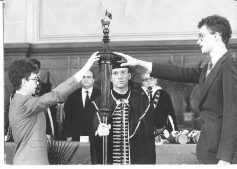 7. ábra: Kántor Sándorné Varga Tünde avatása 8. ábra: Fazekas Gábor avatása Kovács Zoltán (Sub auspiciis Rei Publicae Popularis avatás: 1988. december.