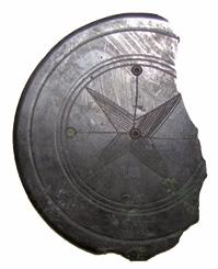 BÓZSA ANIKÓ RÓMAI KORI TÜKÖRTÍPUSOK PANNONIÁBAN 7. kép: A 2.1.5-ös tükörtípus (a szerző rajza) 8. kép: Tükörlap bekarcolt geometrikus díszítéssel (a szerző felvétele) 2.1.6.