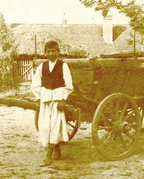 kép: Legényke nyári munkaöltözetben, vászon gatyában és bőrpapucsban, Budakalász, 1905 (Kép és emlékezet.