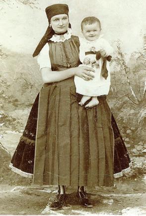 SZ. TÓTH JUDIT A SZERBEK VISELETÉRŐL is előfordult. A ház körüli teendőket papucsban (papucse) végezték.