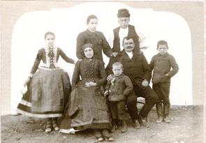 SZ. TÓTH JUDIT A SZERBEK VISELETÉRŐL 13. kép: Pomázi család, 1903 körül (Pomázi Helytörténeti Gyűjtemény 87.202.1.) derék, szögletes kötény, színes harisnya, papucs vagy cipő.