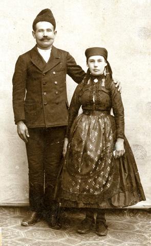 STUDIA COMITATENSIA 37. A FERENCZY MÚZEUMI CENTRUM ÉVKÖNYVE 14. kép: Szerb házaspár jellegzetes fejviseletben.