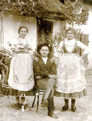 SZ. TÓTH JUDIT A SZERBEK VISELETÉRŐL lekötötték. Ez látható a régi, az 1890 táján készült fotókon, és ilyenek a megmaradt ruhadarabok is.