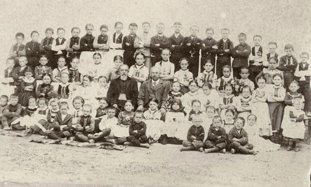 STUDIA COMITATENSIA 37. A FERENCZY MÚZEUMI CENTRUM ÉVKÖNYVE 21. kép: Pomázi szerb iskolások csoportképe, 20. század eleje on-aranyból készült.
