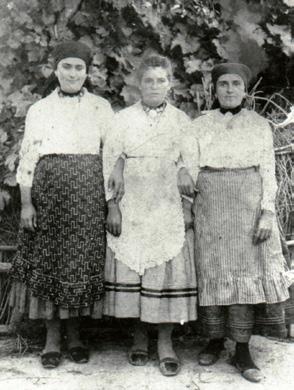 STUDIA COMITATENSIA 37. A FERENCZY MÚZEUMI CENTRUM ÉVKÖNYVE 22. kép: Lórévi leány fiatal asszonyokkal fél-ünnepi öltözetben, papucsban, 1916 idegen előtt.