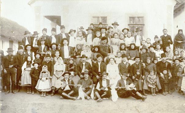 STUDIA COMITATENSIA 37. A FERENCZY MÚZEUMI CENTRUM ÉVKÖNYVE 25. kép: Szigetcsépi lakodalom résztvevői, 1915 körül (Kép és emlékezet. A Szerb Intézet adatbázisa, 20130707KAL01002) évszakot.