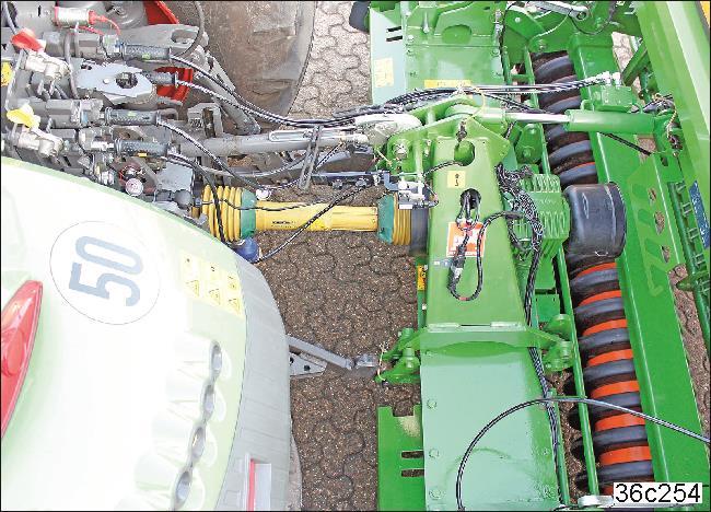 A gép fel- és lekapcsolása 7.2.1 A traktor és a talajművelő gép összekapcsolása A gépkombináció analóg munkahelyzet-érzékelővel rendelkezik.