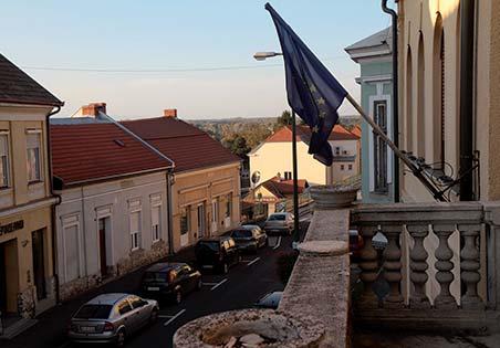 Kiemelte: a vészhelyzet idején polgármesterként olyan döntést nem hozott, amit ne egyeztetett volna a testület tagjaival. A képviselők meghallgatták a rendőrségi beszámolót, szó volt a RÉGIÓHŐ Kft.
