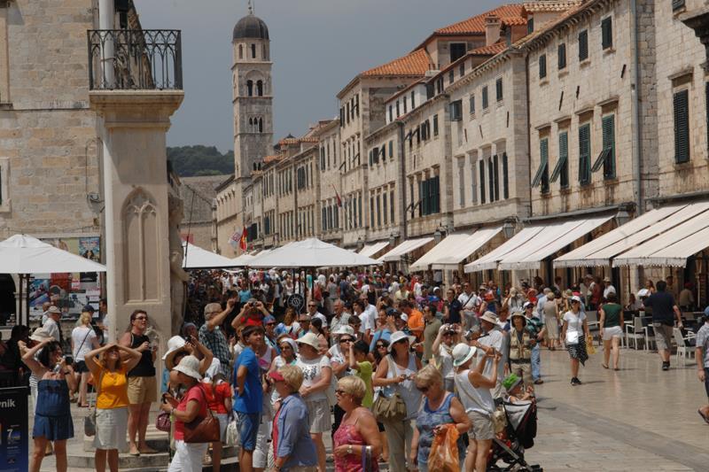 Palotáival, templomaival, tereivel, szökőkútjaival, kikötőjével, múzeumaival és hangulatos kis utcácskáival a dalmát főváros felejthetetlen élményt nyújtott az idén augusztusban Dubrovnikba látogató