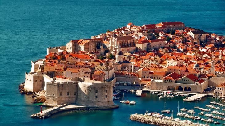 Maturanti u Dubrovniku KORISTAN IZLET Lijepa i korisna tradicija je nesvakidašnji izlet maturanata HOŠIG-a, naime u ljeto prije velike iskušnje, mature, tjedan dana borave u Dubrovniku.
