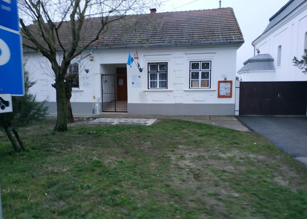 A Kossuth L. u. a faluközpont és a templom környékén.