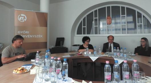Átlátható bírósági mûködés Az átlátható mûködés jelenti egyrészt a belsõ, szervezeti integritást, másrészt a szakszerû és hiteles tájékoztatást is. Ennek érdekében a http://birosag.