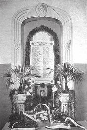 Az I. világháborúban elesett diákok és tanárok 1929-ben felavatott emlékműve (a földszinti folyosó É-i végén), a