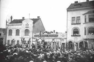 Rainer Pál A Veszprémi Dalegyesület zászlója telezzük, hogy a Péti fotók 1913. június 27-én délután, a résztvevő dalkörök fogadásakor készülhettek a veszprémi vasútállomáson.