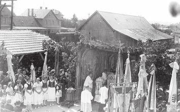 VESZPRÉMI SZEMLE 2020/2 olvasható az 1926. aug. 20 22. és a fehér színű, SZEGED 1927. AUG. 13 feliratú szalag. A fényképet özv. Borbély Lászlóné veszprémi lakos ajándékozta a múzeumnak.