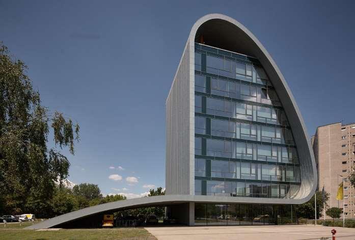 A 90-es éveket követő évtizedekből is jelentős számú társasház, intézményi épület, ipari létesítmény található, melyek részben posztmodern, vagy modern stílusúak.