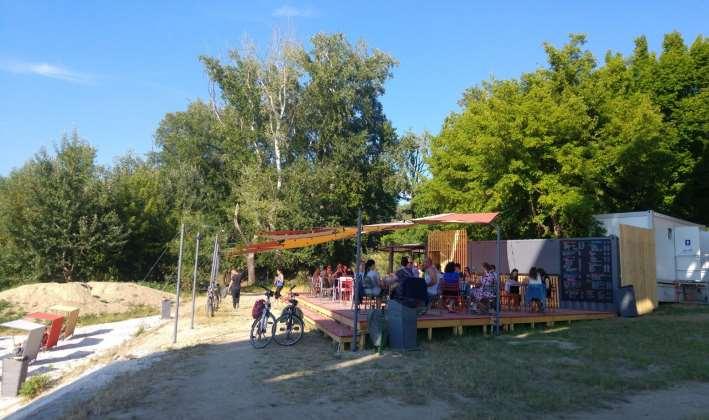 Közterületi vendéglátás: pavilon, kioszk, vendéglátó terasz Pavilon, kioszk közterületeken, forgalmasabb csomópontokban vagy utcaszakaszokon létesített, újság, büféáru, virág, ajándék árusítását,
