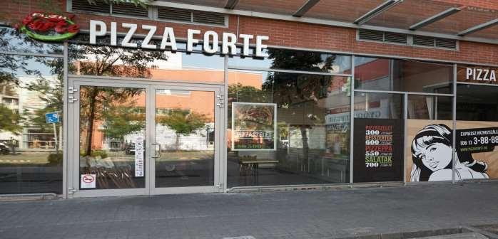 AZ ÉPÜLETEK MEGKÖZELÍTÉSE Bejáratok, Kerítések, Kapuk, Nyílászárók Az épületről az első benyomásunk a bejárat, ezt látva akarva-akaratlanul is megfogalmazzuk magunkban, hogy hova érkeztünk.
