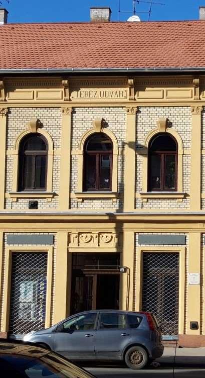 Parkolóhely biztosítása alól felmentés adható a védett épületek esetében.