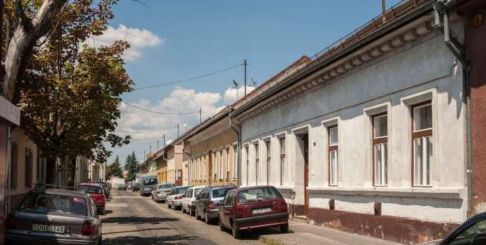 Az utcák kereszteződésében az épületeket lesarkították, itt a kor szokása szerint üzleteket, bejáratokat nyitottak.