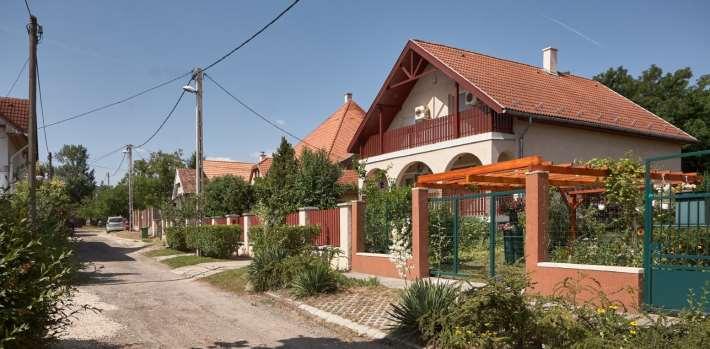 Sok esetben olyan építési anyagokat használtak, melyeket a gyárak melléktermékeiből állítottak elő. Az épületek egyszerűsödnek, dominánsan ikerházas beépítésűek.