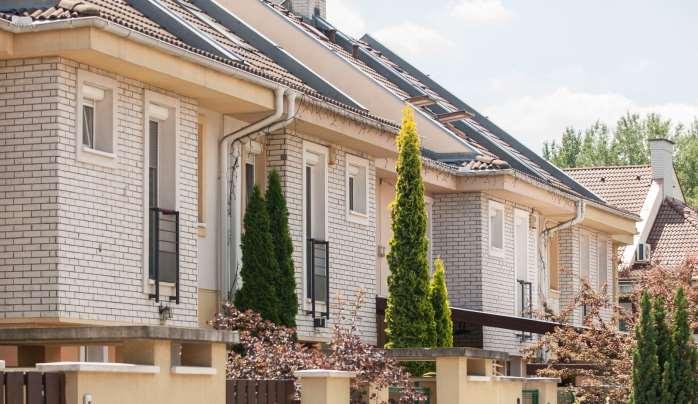 Újpest arculatához illeszkednek a kétszintes, nyeregtetős épületek sorházai.