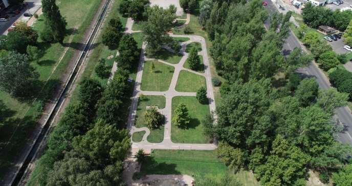 Minden park esetében indokolt lehet közcélú épület elhelyezése, ahol a parkban kiszolgáló/fenntartó funkciók is helyet kapnak, a tervezés során általában tájba illeszkedő, kortárs, modern, lehetőleg