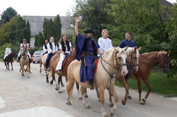 ismerkedés egyik hagyományos színtere.