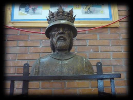 A vitrinben található korona Károly Róbert királyunk koronájának elképzelt másolata.