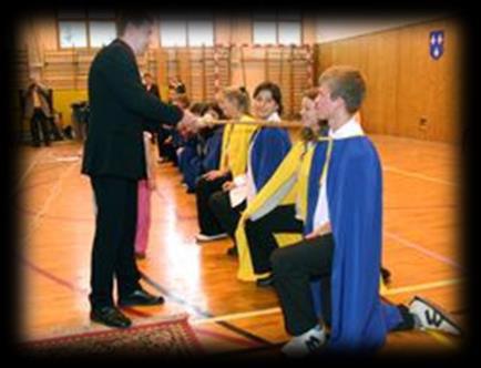 Az intézménybe belépő vendéget Károly Róbert mellszobra fogadja, melyet a Károly Róbert héten megkoszorúznak iskolánk tanulói, ezzel is