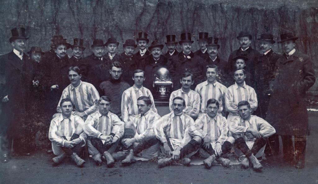 FTC-csapatkép az első bajnoki címért járó Ezüstlabdával, 1903. (A kupa mögött a klub támogatói, középen dr.