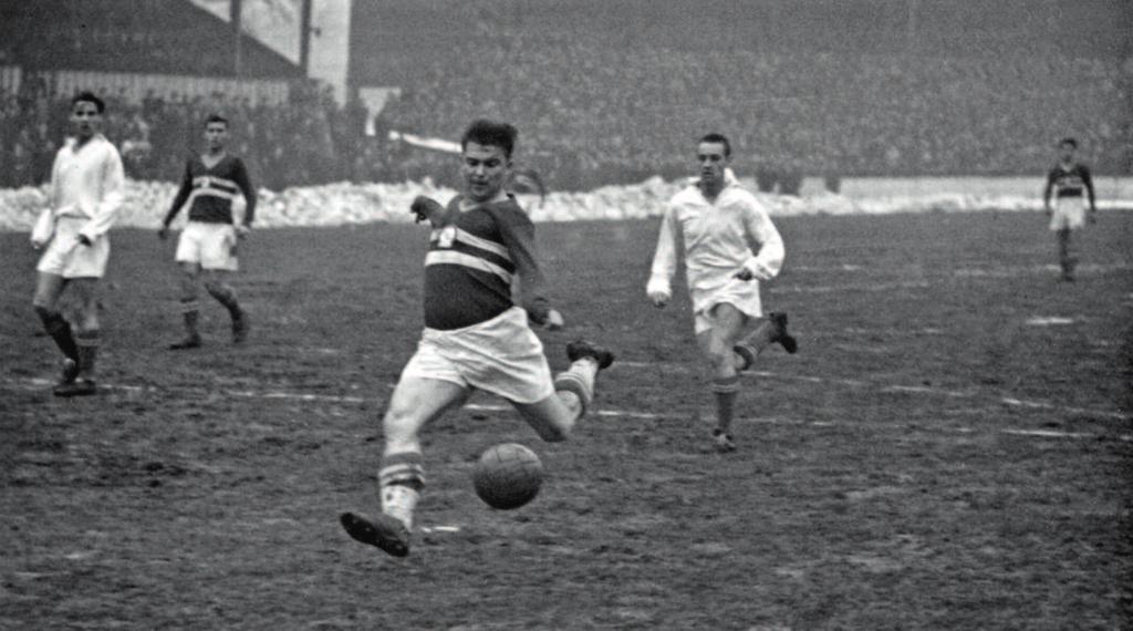 Puskás lövőhelyzetben a Bp. Honvéd Bp. Vörös Lobogó mérkőzésen (9:7), 1955. január 9.
