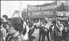 IV. FEJEZET A peresztrojkáról az SZKP KB áprilisi plénumán szavaztak 1985-ben. Átépítés alatt ekkor a gazdaságirányítási mechanizmus tökéletesítését értették.