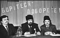 V. FEJEZET 176 R. Csubarov és M. Dzsemiljev a Medzslisz képviselőinek sajtókonferenciáján. Kijev, 1992. március 24. állítani a Donyecki-Krivij Rohi Köztársaságot, amely 1918-ban jött létre.