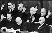 II. FEJEZET Az SZKP KB plénumán Hruscsov menesztéséről szavaznak. 1964. október 14.?? Miért akarta a párt felső vezetése leváltani Hruscsovot? 1963-ban Mikola Pidhornijt Moszkvába helyezték.