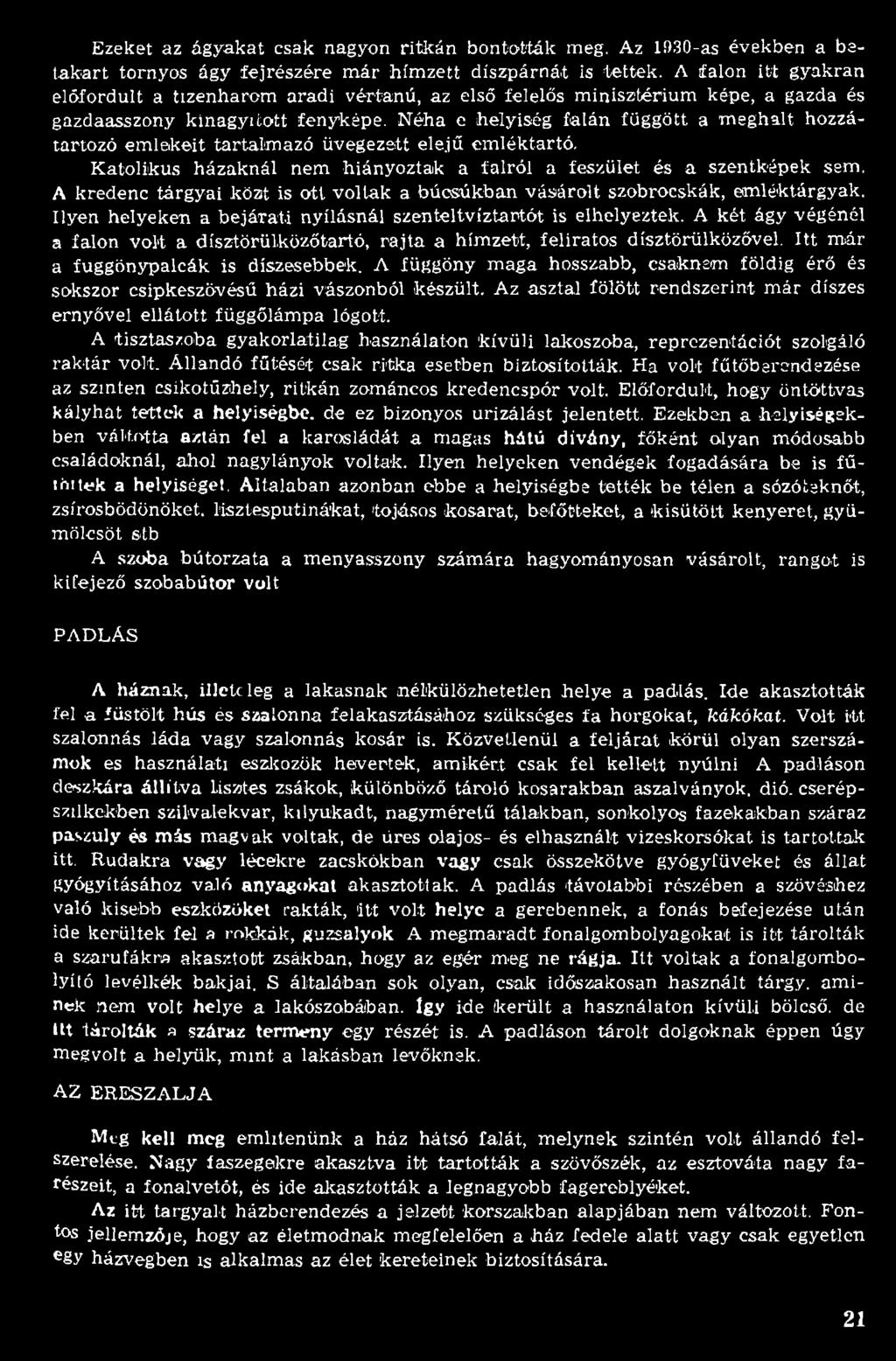 A két ágy végénél a falon volt a dísztörül,közőtartó, ra jta a hím zett, feliratos dísztörülközővel. Itt m ár a fuggönypalcák is díszesebbek.