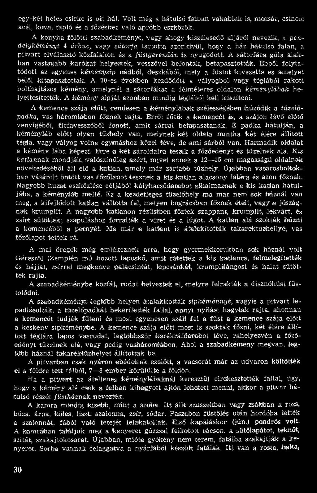füstgerendán :is nyugodott. A sáto rfára gúla alakban vastagabb k aró k a t helyeztek, vesszővel befonták, betapasztották.